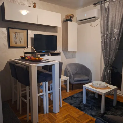 🏡 Izdaje se garsonjera *** 📍 Kod Krivog mosta, Podgorica 🏢 Prizemlje 💶 300 € 🇲🇪 Izdaje se namještena garsonjera na odličnoj lokaciji, u zgradi iza Amfore, kod Krivog mosta. ✨ Idealna za jednu osobu ili studente, u blizini svih važnih sadržaja. ✔️ Prizemlje ✔️ Namještena ✔️ Kuhinja ✔️ Klima uređaj ✔️ Javni parking ispred i oko zgrade ✔️ Dugoročan zakup - slika 2