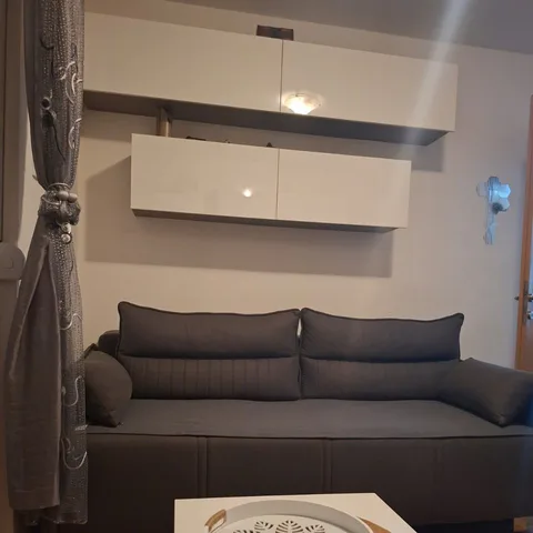 🏡 Izdaje se garsonjera *** 📍 Kod Krivog mosta, Podgorica 🏢 Prizemlje 💶 300 € 🇲🇪 Izdaje se namještena garsonjera na odličnoj lokaciji, u zgradi iza Amfore, kod Krivog mosta. ✨ Idealna za jednu osobu ili studente, u blizini svih važnih sadržaja. ✔️ Prizemlje ✔️ Namještena ✔️ Kuhinja ✔️ Klima uređaj ✔️ Javni parking ispred i oko zgrade ✔️ Dugoročan zakup - slika 3