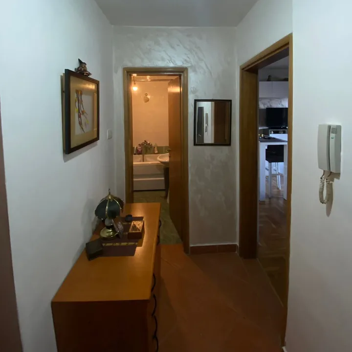 🏡 Izdaje se garsonjera *** 📍 Kod Krivog mosta, Podgorica 🏢 Prizemlje 💶 300 € 🇲🇪 Izdaje se namještena garsonjera na odličnoj lokaciji, u zgradi iza Amfore, kod Krivog mosta. ✨ Idealna za jednu osobu ili studente, u blizini svih važnih sadržaja. ✔️ Prizemlje ✔️ Namještena ✔️ Kuhinja ✔️ Klima uređaj ✔️ Javni parking ispred i oko zgrade ✔️ Dugoročan zakup - slika 4