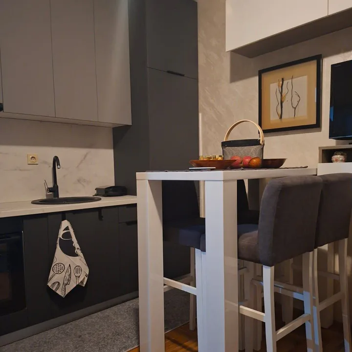 🏡 Izdaje se garsonjera *** 📍 Kod Krivog mosta, Podgorica 🏢 Prizemlje 💶 300 € 🇲🇪 Izdaje se namještena garsonjera na odličnoj lokaciji, u zgradi iza Amfore, kod Krivog mosta. ✨ Idealna za jednu osobu ili studente, u blizini svih važnih sadržaja. ✔️ Prizemlje ✔️ Namještena ✔️ Kuhinja ✔️ Klima uređaj ✔️ Javni parking ispred i oko zgrade ✔️ Dugoročan zakup - slika 5