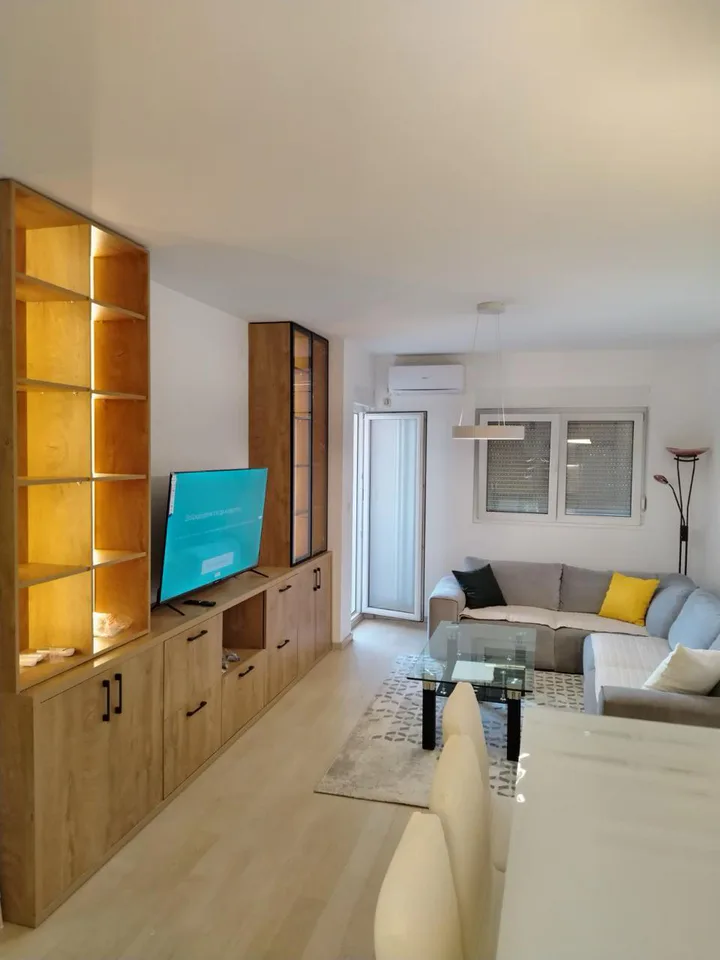 🏡 Izdaje se dvosoban stan [] 📍 City Kvart – Zetagradnja, Podgorica 📐 Dvosoban stan 🏢 1. sprat 💶 800 € 🇲🇪 Izdaje se potpuno namješten dvosoban stan u zgradi Zetagradnje, u City Kvartu. ✨ Idealan za porodičan život na jednoj od najtraženijih lokacija u Podgorici. ✔️ Prvi sprat ✔️ Dvije spavaće sobe ✔️ Kupatilo + odvojeni WC ✔️ Velika terasa ✔️ Tri velika ormara ✔️ Kompletno opremljen ✔️ Svi uređaji u stanu