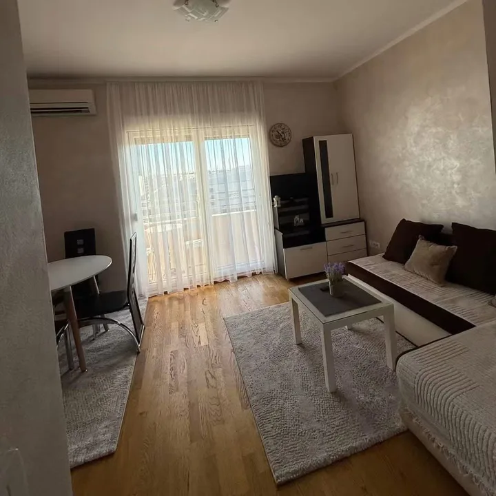 IZDAJE SE NAMJEŠTENA GARSONJERA – CITY KVART, PODGORICA *** - slika 3