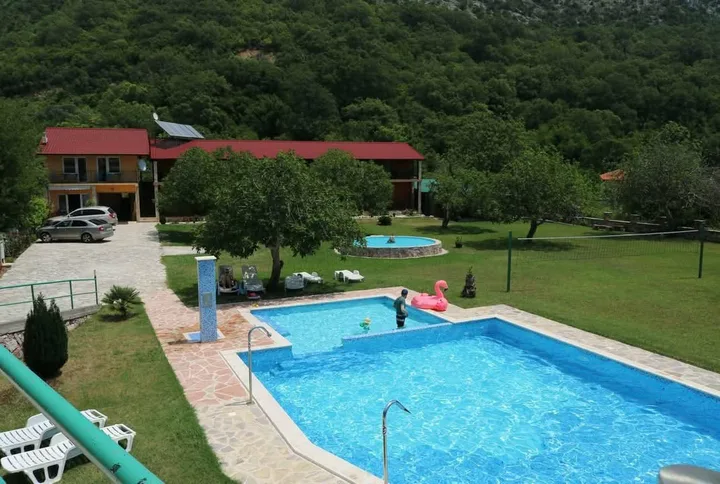 🇲🇪 🏨 MINI HOTEL SA RESTORANOM, BAZENIMA I VELIKIM PLACEM U PETROVCU – 2 KM OD MORA! [] - slika 10